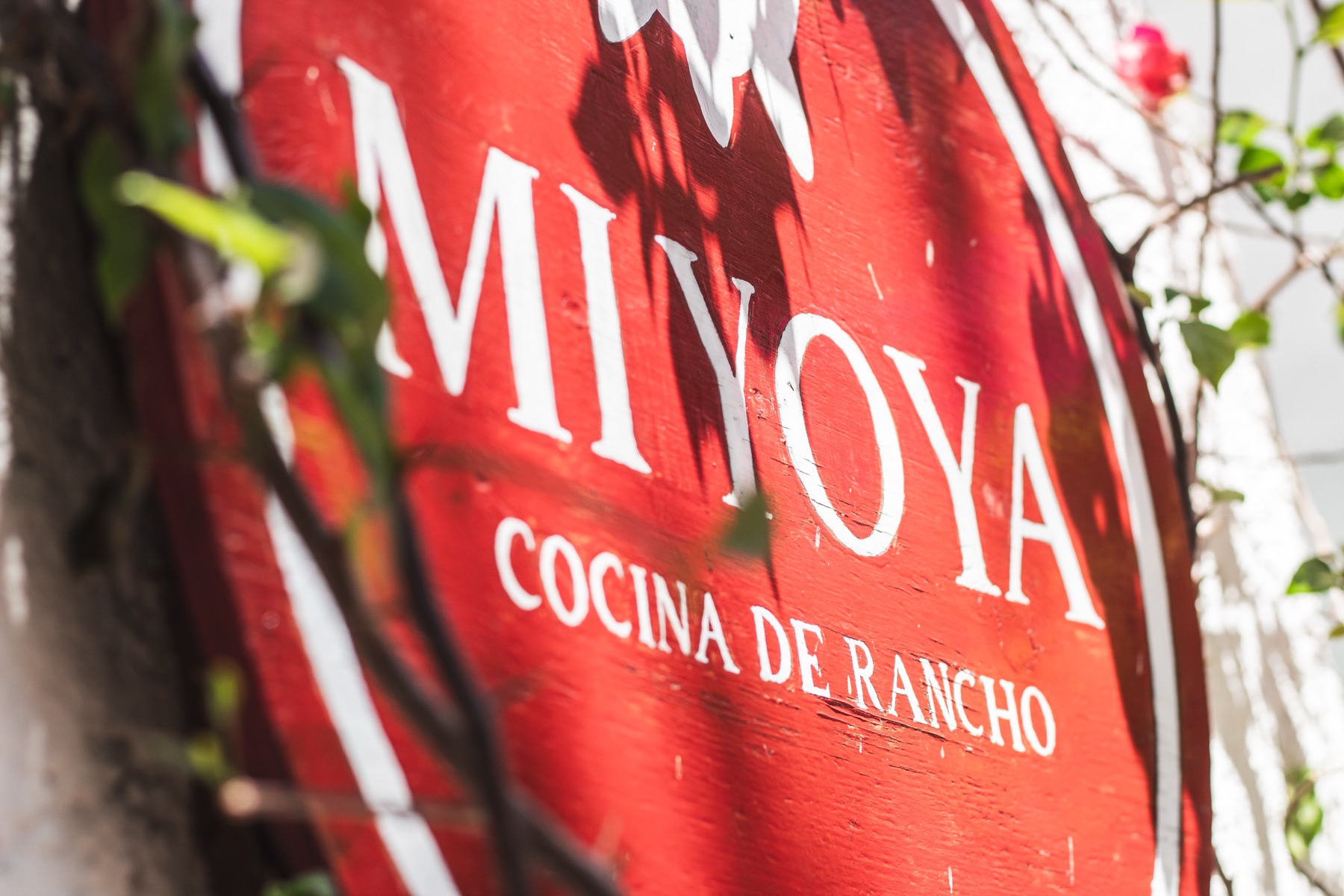 Mi Yoya storefront sign